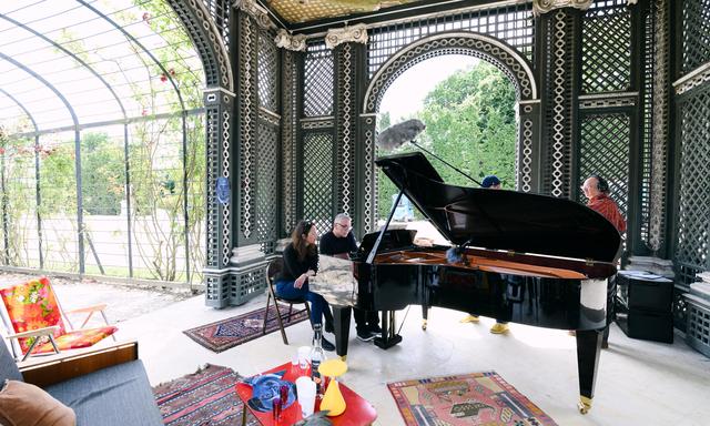 Schönberg hat sich gewünscht, dass jeder seine Musik pfeifen könne: Pianist Marino Formenti schenkt ihm das zum 150. Geburtstag. 