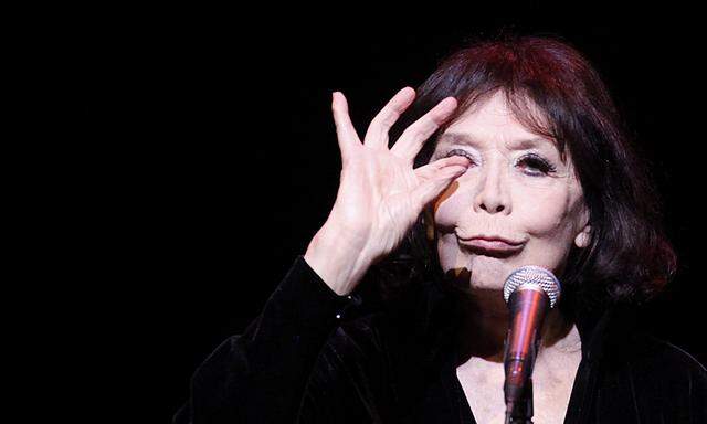 French singer Juliette Greco performs at the Vienna State Opera House