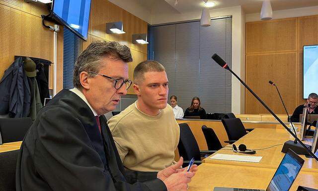 Andrej Medwedew (Bildmitte) mit seinem Anwald Brynjulf Risnes vor Gericht in Oslo.