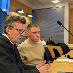 Andrej Medwedew (Bildmitte) mit seinem Anwald Brynjulf Risnes vor Gericht in Oslo.