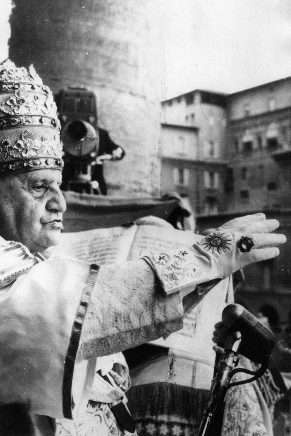 1958 hatte das erste Konklave nach dem Zweiten Weltkrieg den damaligen Patriarchen von Venedig Angelo Giuseppe Roncalli im Alter von 77 Jahren zum Papst gewählt. Der von den Medien als "Mann des Übergangs" Titulierte hinterließ trotz seiner kurzen Amtszeit von nur knapp fünf Jahren bis heute sichtbare Spuren in der Kirchengeschichte.Im Bild: Die Amtseinführung am 4. November 1958 im Petersdom