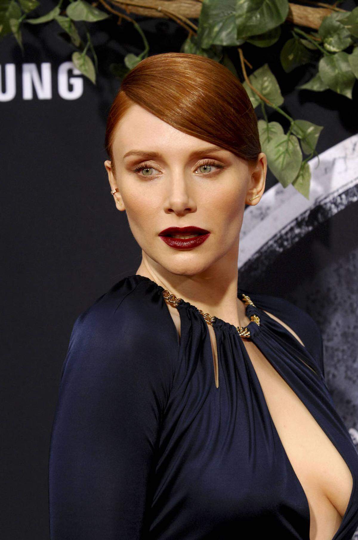 Blaustichige Nuancen, die etwa in Pflaumentönen oder Kirschrot enthalten sind, passen zu einem hellen Teint. Gut gewählt ist die Lippenstiftfarbe von Bryce Dallas Howard.