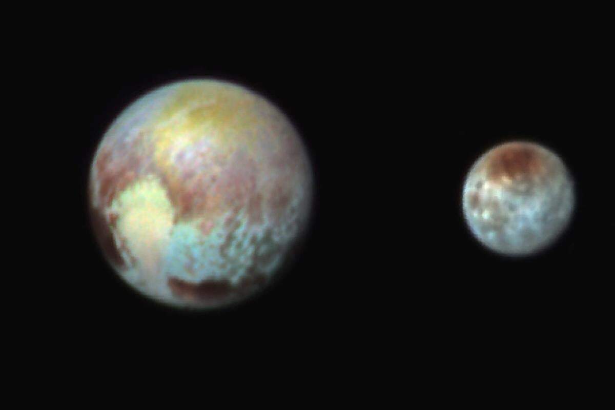 Pluto hat fünf Monde: den großen Charon (im Bild rechts), der mit Pluto eine Art Doppelplanet bildet, und die viel kleineren Monde Nix, Hydra, Styx und Kerberos. Charon hat außerdem eine sehr dunkle Stelle, deren Entstehung sich die Wissenschaftler noch nicht erklären können. "Charon hat uns völlig vom Hocker gerissen", sagte Nasa-Wissenschaftlerin Cathy Holkin.