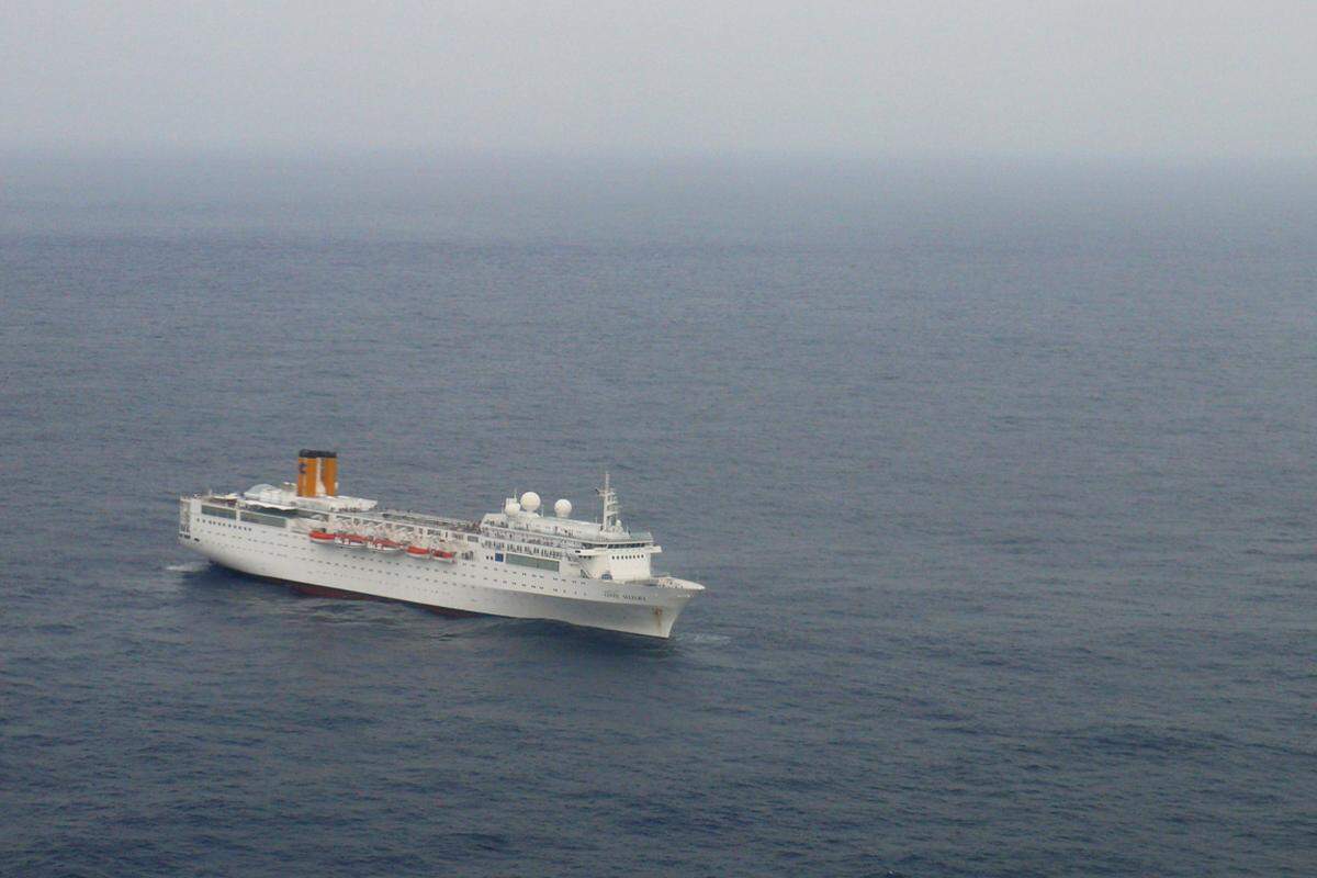 Das Kreuzfahrtschiff war am Montag während der Fahrt von Madagaskar zu den Seychellen durch einen Brand im Maschinenraum manövrierunfähig geworden.