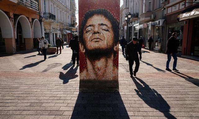 Lou Reed auf einem Stück Berliner Mauer mitten in Plovdiv: Die Ausstellung „Art Liberty“ kann mitten in der Stadt besichtigt werden.