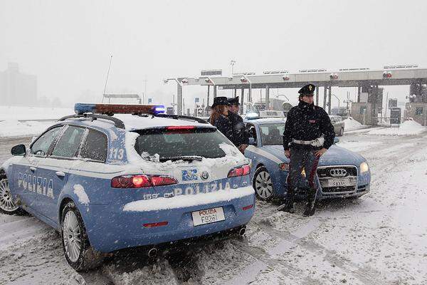 Heftige Schneefälle sorgten in Italien für Probleme. Über Florenz und Bologna gingen dicke Flocken nieder. In der Region Emilia Romagna mussten einige Autobahnabschnitte gesperrt werden. Auch bei regionalen Bahnverbindungen kam es zu Verzögerungen.