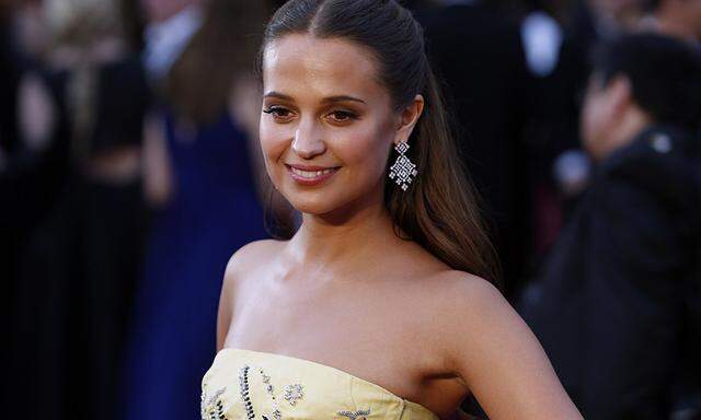 Alicia Vikander, nominated for Best Supporting Actress in ´The Danish Girl,´ wearing a yellow Louis Vuitton gown with silver embellishments arrives at the 88th Academy Awards in Hollywood, California