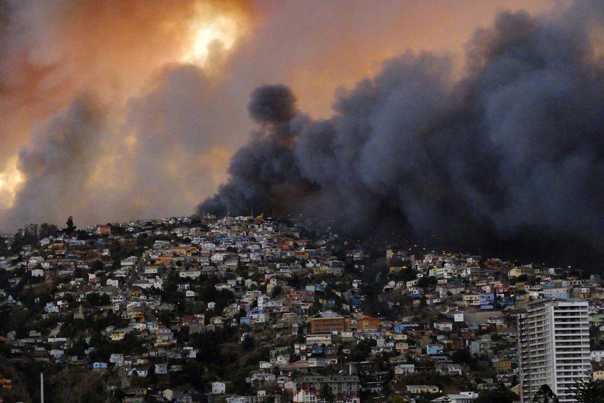 Dichter Rauch hing über den Hügeln der chilenischen Hafenstadt Valparaiso. Ein Feuer hatte sich am Wochenende ausgebreitet und nach Regierungsangaben rund 2000 Gebäude zerstört. Mehrere Menschen kamen dabei ums Leben.