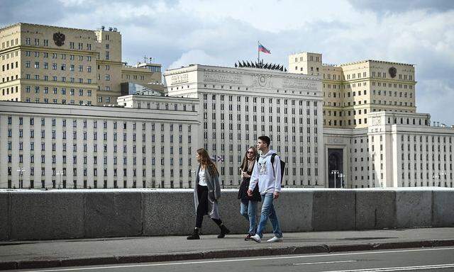 Moskau Ende April, im Hintergrund das Verteidigungsministerium.