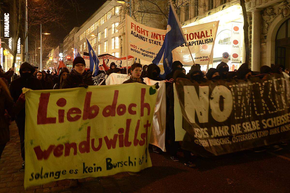 Freitag, 18:30 Uhr: Verschiedene Gegner-Gruppen versammeln sich an verschiedenen Punkten Wiens. Vom Westbahnhof startet ein Demonstrationszug des Bündnisses "No WKR" (Bild). Vor der Hauptuniversität beginnt die "Offensive gegen Rechts". Und am Heldenplatz will die Plattform "Jetzt ein Zeichen setzen" ebendas.