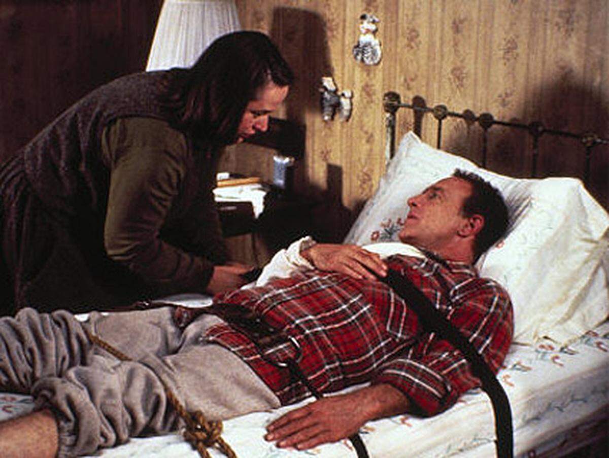 In "Misery" (1990) fesselt ein besessener weiblicher Fan seinen Lieblingsautor und hält ihn gefangen. Er soll das Ende seiner Buchreihe nach ihren Wünschen umschreiben. Kathy Bates wurde für ihre Rolle der Annie mit einem Oscar ausgezeichnet.