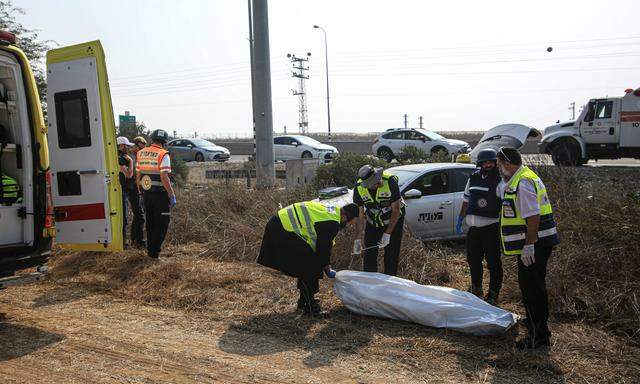 Leichen werden nach dem Angriff der Hamas auf Israel am 7. Oktober geborgen.