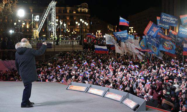 Wladimir Putin mit seinen Anhängern nach seinem wenig überraschenden Wahlsieg in Moskau.