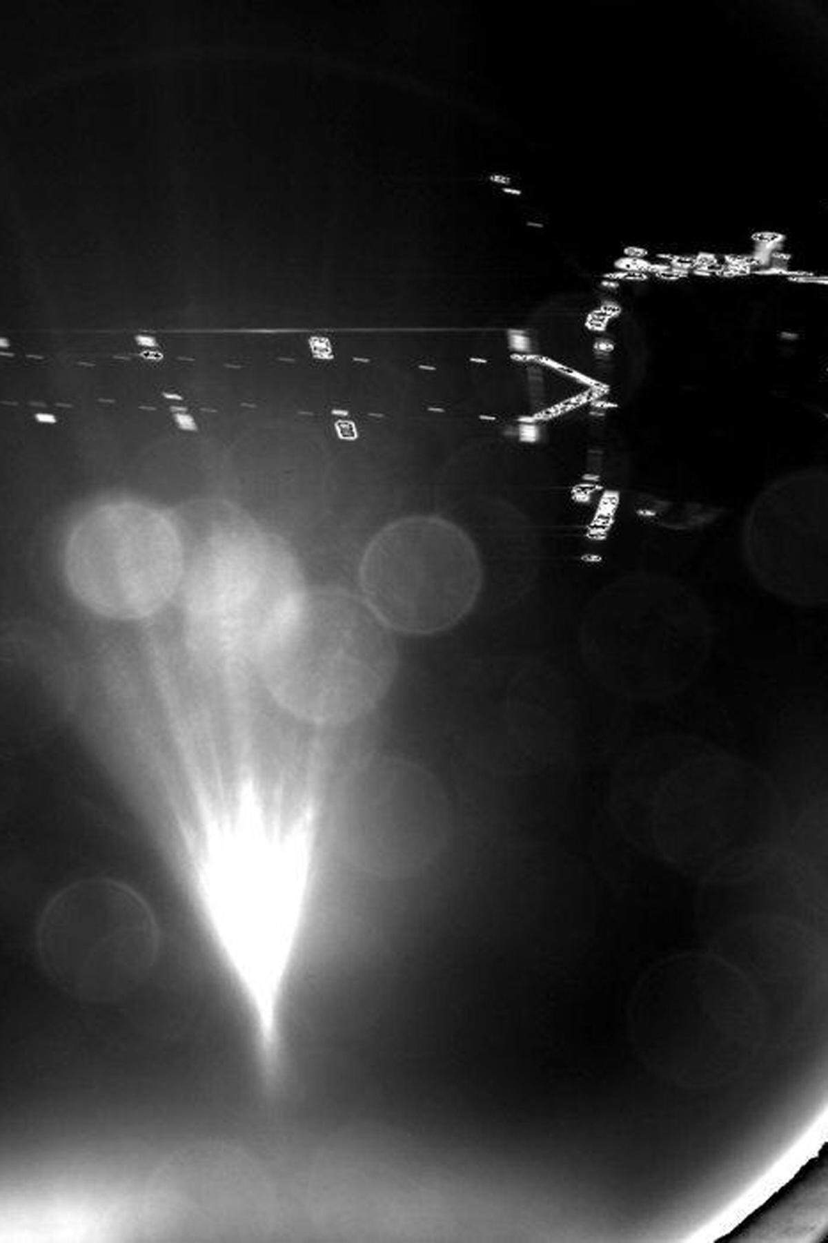 Diese Probleme waren zum Teil schon beim Abkoppeln von Philae bekannt. Im Bild: Philae fotografiert sein Mutterschiff Rosetta kurz nach der Abkopplung.