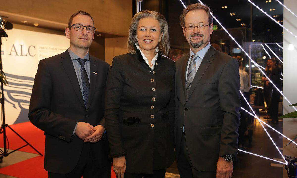 KSV-Niederlassungsleiter Klaus Schaller (l.) und Wirtschaftslandesrätin Patrizia Zoller-Frischauf und KSV-Vorstand Hannes Frech