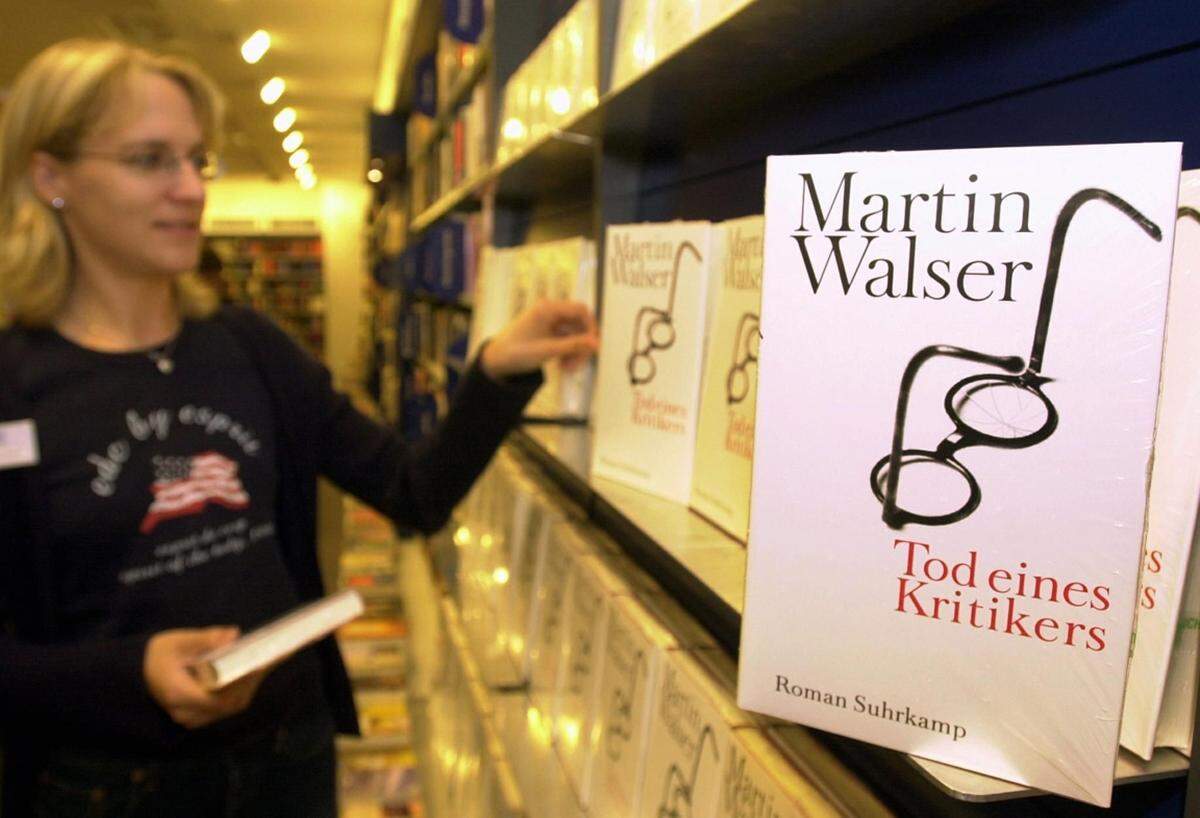 Kurz nach der Veröffentlichung Martin Walsers Tod eines Kritikers wurde die Auflage von Suhrkamp eingestellt. Vorab geriet das Skript an die Öffentlichkeit und es kam heraus, dass es sich im Buch um einen Mord an einem Juden handelt. Teile der Diskussion verarbeitete Martin Walser in Der Augenblick der Liebe.