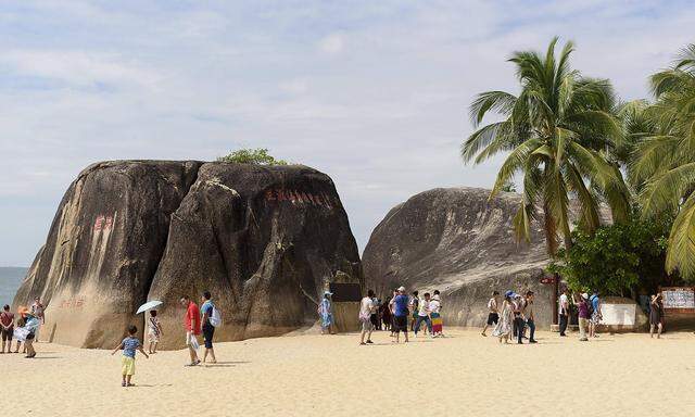 Touristen am Tianya Haijiao Felsen Felsen mit chinesischen schriftzeichen bei Sanya Insel Hainan