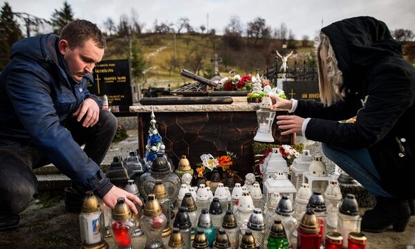 Die Geschwister Jan Kuciaks am Grab ihres Bruders.