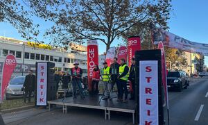 Metallerstreik auf der Wiener Triester Straße: Es wirkt wie ein Frühschoppen am falschen Wochentag – nur ohne Alkohol.