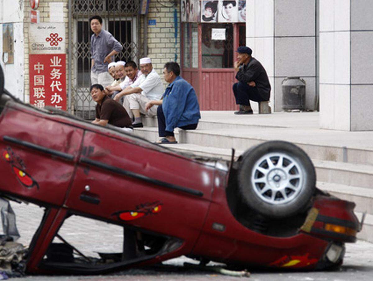 Während den Protesten kam es zu Sachbeschädigungen in Urumqi. Restaurants, Supermärkte und Autos fielen dem wütenden Mob zum Opfer.