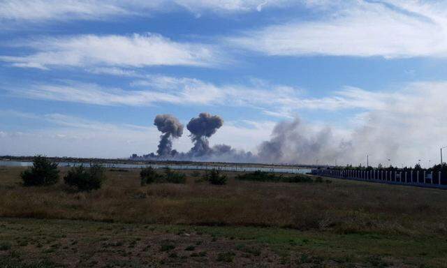Aufnahmen zeigen Explosionen und Rauch auf der Krim. Der ukrainische Präsident verspricht seinen Landsleuten, die verlorene Halbinsel zurückzuerobern.