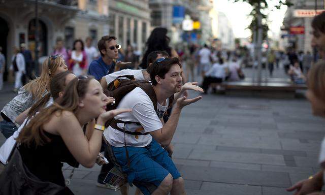 Straßenspiel ohne Smartphone: Beim ersten Festival von Play Vienna wurde unter anderem auf der Kärntner Straße "Cruel 2 be kind" von Jane McGonigal gespielt.