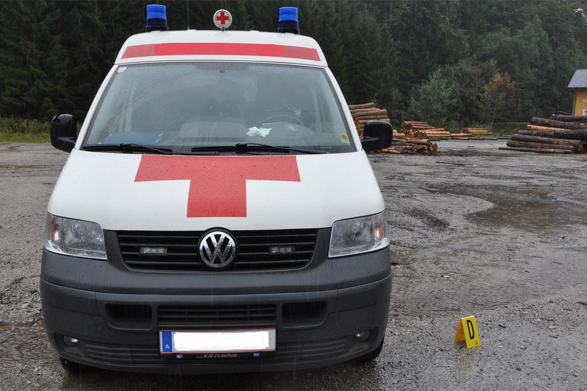 ... auch auf ein Rettungsauto, das zur Hilfe herangerufen worden war. Dabei traf er einen 70-jährigen Sanitäter. Der Mann, der vor 32 Jahren die Rotkreuz-Station in Annaberg mitgegründet hatte, starb noch am Tatort, ein weiterer Beamter wurde verletzt.