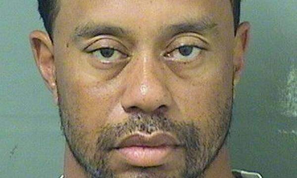 Im Mai 2017 wurde Golf-Superstar Tiger Woods wegen Drogenmissbrauchs am Steuer verhaftet und bekannte sich des rücksichtslosen Fahrens für schuldig. Im Körper des Golfprofis wurde eine Mixtur von Schmerzmitteln, Schlaftabletten und Beruhigungsmitteln festgestellt.