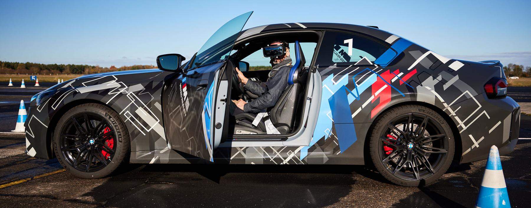 Brett vorm Kopf: Der Fahrer ist per VR-Brille in einer anderen, einer virtuellen Welt unterwegs. Aber gefahren wird real.