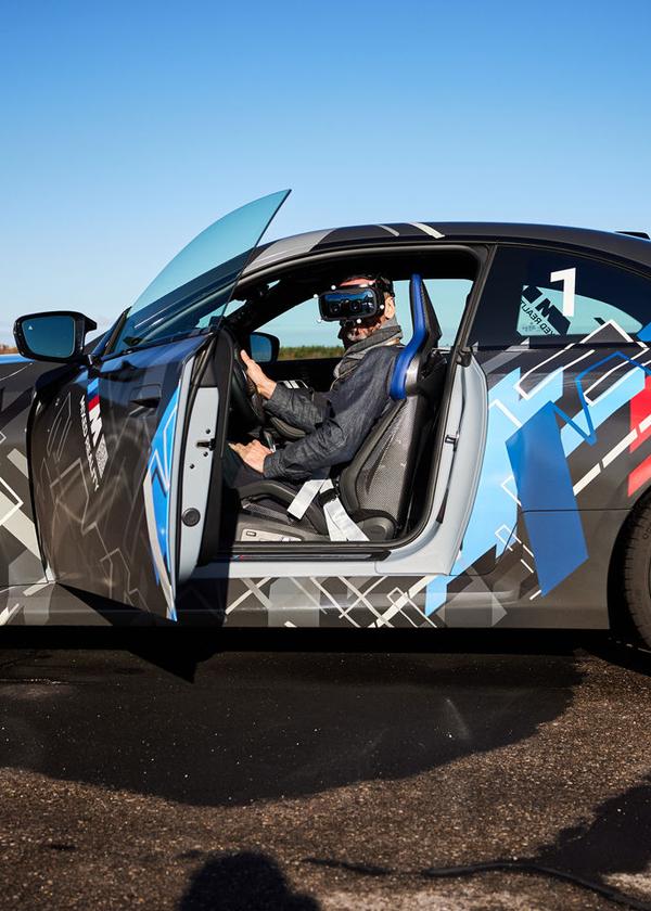 Brett vorm Kopf: Der Fahrer ist per VR-Brille in einer anderen, einer virtuellen Welt unterwegs. Aber gefahren wird real.