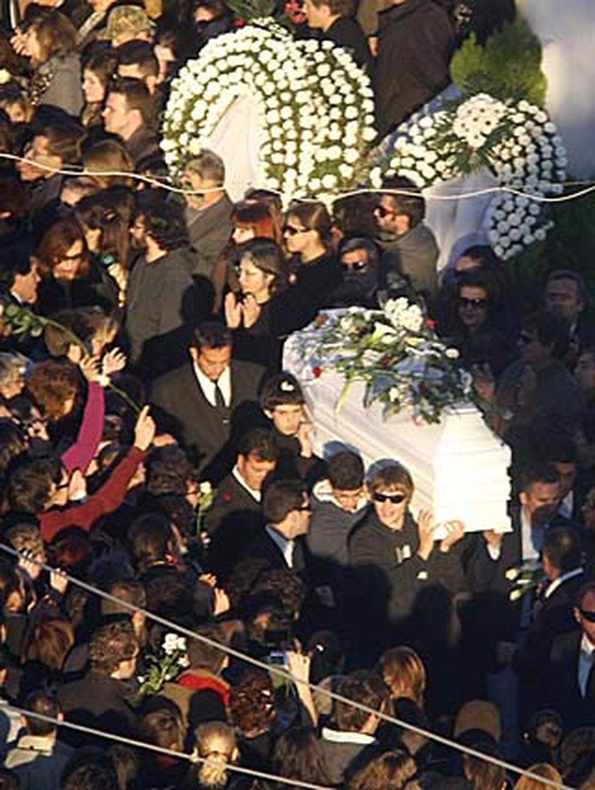 Die Polizisten behaupteten, drei Warnschüsse abgegeben zu haben, von denen einer als Querschläger den Burschen traf. Augenzeugen berichteten hingegen, der Polizist Epaminondas Korkaneas habe Grigoropoulos gezielt erschossen. Bild vom Begräbnis am 9. Dezember 2008.