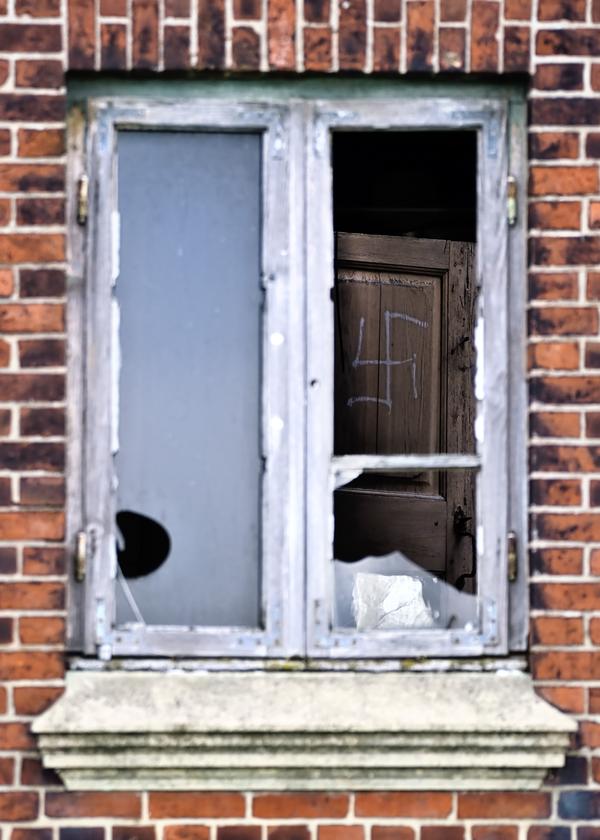Blick durchs Fenster auf ein Hakenkreuz: Wir haben uns oft über die Dummheit der Neonazis lustig gemacht.