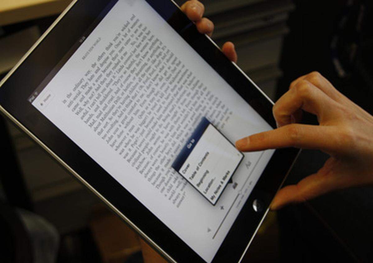 In US-Testberichten wurde darauf hingewiesen, dass Amazons Kindle-App für das iPad weit brauchbarer ist als Apples eigenes iBooks. Mangels Verfügbarkeit von letzterem in Europa konnte das noch nicht überprüft werden. Amazons Software funktionierte aber reibungslos und erwies sich als brauchbarer Buchersatz.
