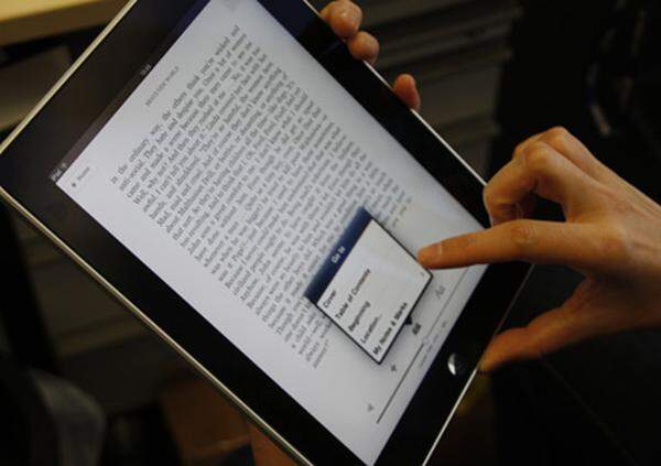 In US-Testberichten wurde darauf hingewiesen, dass Amazons Kindle-App für das iPad weit brauchbarer ist als Apples eigenes iBooks. Mangels Verfügbarkeit von letzterem in Europa konnte das noch nicht überprüft werden. Amazons Software funktionierte aber reibungslos und erwies sich als brauchbarer Buchersatz.