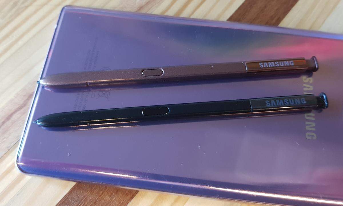 Äußerlich hat sich sonst nur wenig getan. Er wirkt ein wenig größer und lässt sich zum Teil auch nur widerwillig aus seiner Verankerung lösen - lange Nägel empfohlen. Im Bild: Der schwarze S Pen ist vom Galaxy Note 8.