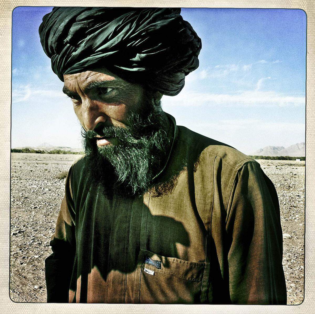 Balazs Gardi, Ungarn: "1/8 Helmand 10/1", 2011  Ein afghanischer Mann betrachtet Soldaten von der afghanischen Nationalarmee und den US-Marines, nachdem er aufgehalten und durchsucht wurde. Der Fotograf war "Embedded Journalist" beim 1st Battalion, 8th Marines, in Südafghanistan.  3. Platz in dieser Kategorie