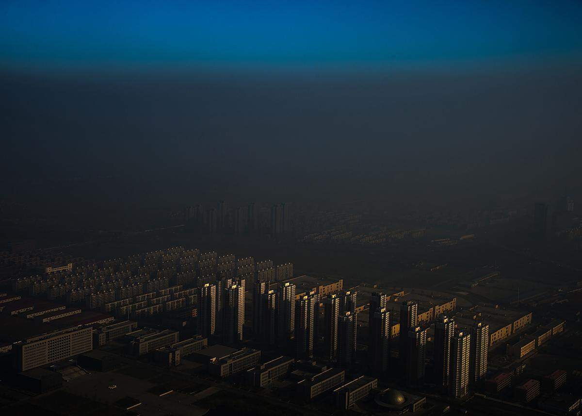 Zhang Lei, China, 2015, Tianjin Daily, Haze in China Die Hafenstadt Tianjin in China ist am 10. Dezember 2015 von dichtem Smog eingehüllt. 