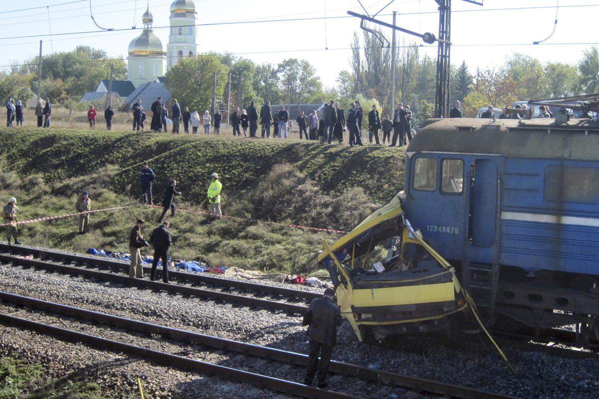 12. Oktober 2010 - In Marganez in der östlichen Zentralukraine kommen bei der Kollision eines Zugs mit einem Reisebus 45 Menschen ums Leben.