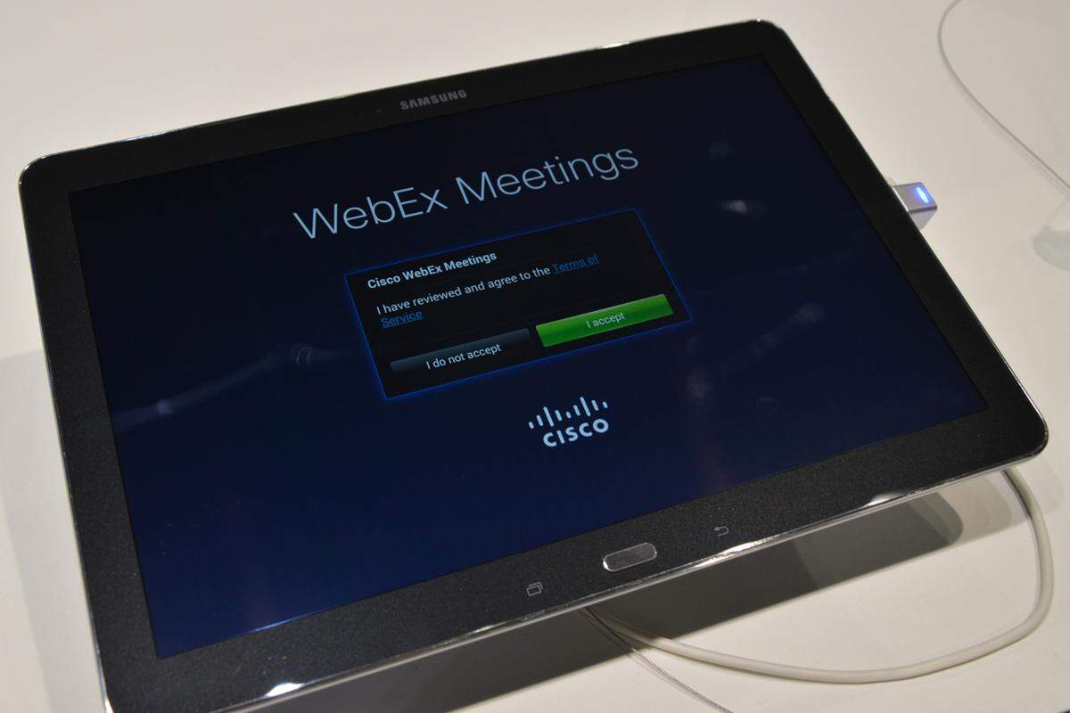 Die Pro-Tablets laufen mit Android 4.4, das auch eine Verwendung durch mehrere Personen mit unterschiedlichen Log-Ins ermöglicht. Das ist zum Beispiel für Familien praktisch, kann aber auch helfen Berufliches und Privates zu trennen. Für dieses Problem bietet Samsung auch eine eigene Anwendung an, die eine sichere Umgebung für die Einbindung in die Unternehmens-IT ermöglicht: Knox ist kostenlos vorinstalliert. Das gilt auch für einige andere Produktivitäts- und Business-Apps von Evernote und Dropbox bis hin zu Cisco WebEx und einer hausgemachten Web-Meeting-Anwendung.