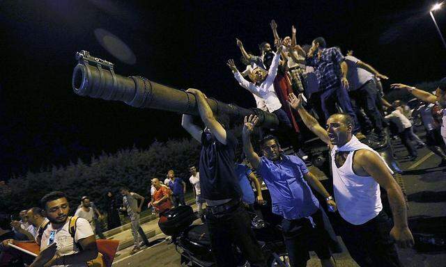 Demonstranten besetzen beim Istanbuler Flughafen einen Panzer der Armee