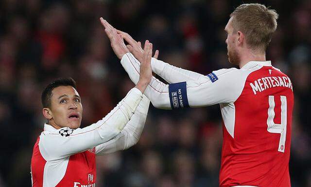 Klein und Groß jubelten bei Arsenal: Alexis Sanchez und Per Mertesacker dürfen weiter auf den Aufstieg hoffen.