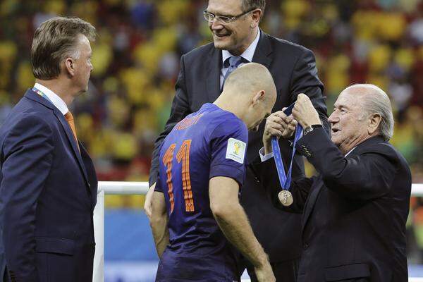 Im Anschluss erhielten die Niederländer von Fifa-Präsident Joseph Blatter höchstpersönlich die Bronzemedaille.