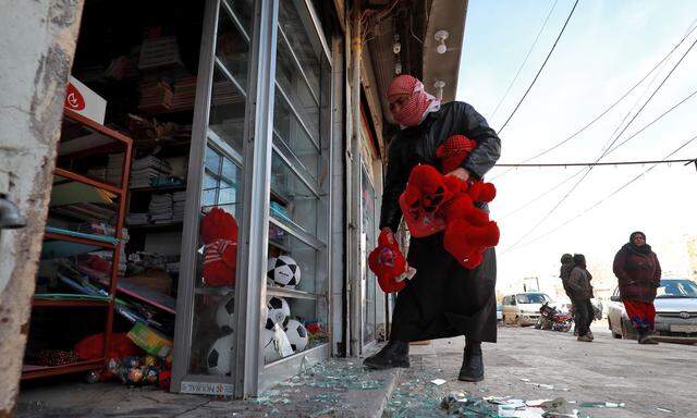 Trauer in Manbij. Ein Bewohner der Stadt untersucht die Schäden, die das Bombenattentat in einem Geschäft verursacht hat. 