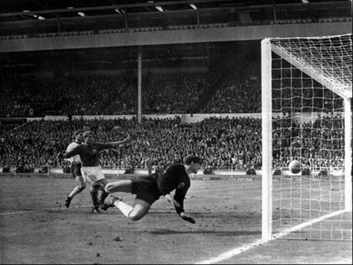 Im "großen" Finale liegt der Rekord bei drei Toren: Geoff Hurst traf beim legendären Endspiel England - Deutschland 1966 gleich dreimal, darunter war auch das historische "Wembley-Tor".