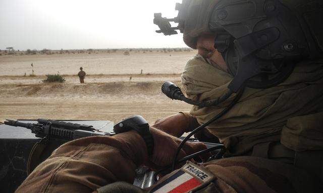 Ein französischer Soldat im Anti-Terror-Einsatz im Sahel. Trotz des Engagements breiten sich Extremisten in der Region aus.