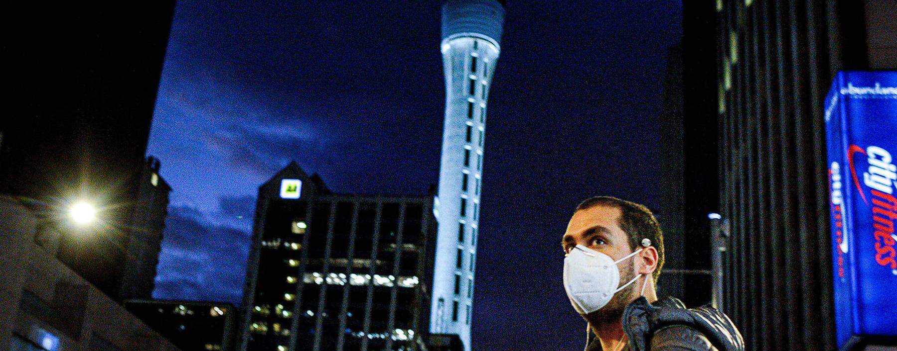 (200812) -- AUCKLAND, Aug. 12, 2020 (Xinhua) -- A man wearing a face mask is seen in downtown Auckland, New Zealand, Au