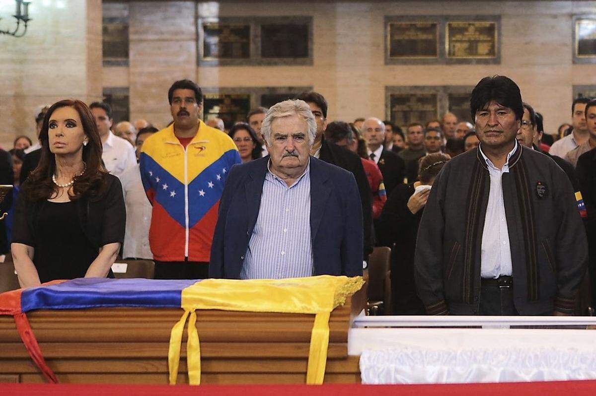 Unter den Trauergästen waren die argentinische Präsidentin Cristina Fernández de Kirchner, José Alberto Mujica Cordano, Präsident von Uruguay (Mitte) - und Evo Morales, das Staatschef von Bolivien.