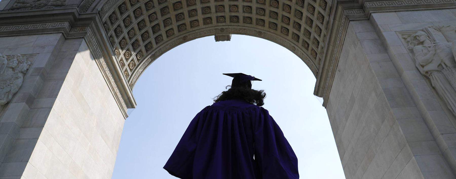 Die Wissenschaft feiert sich selbst, auch wenn Schatten auf sie fallen: Absolventen der New York University bei ihrer Promotion im Washington Square Park. 