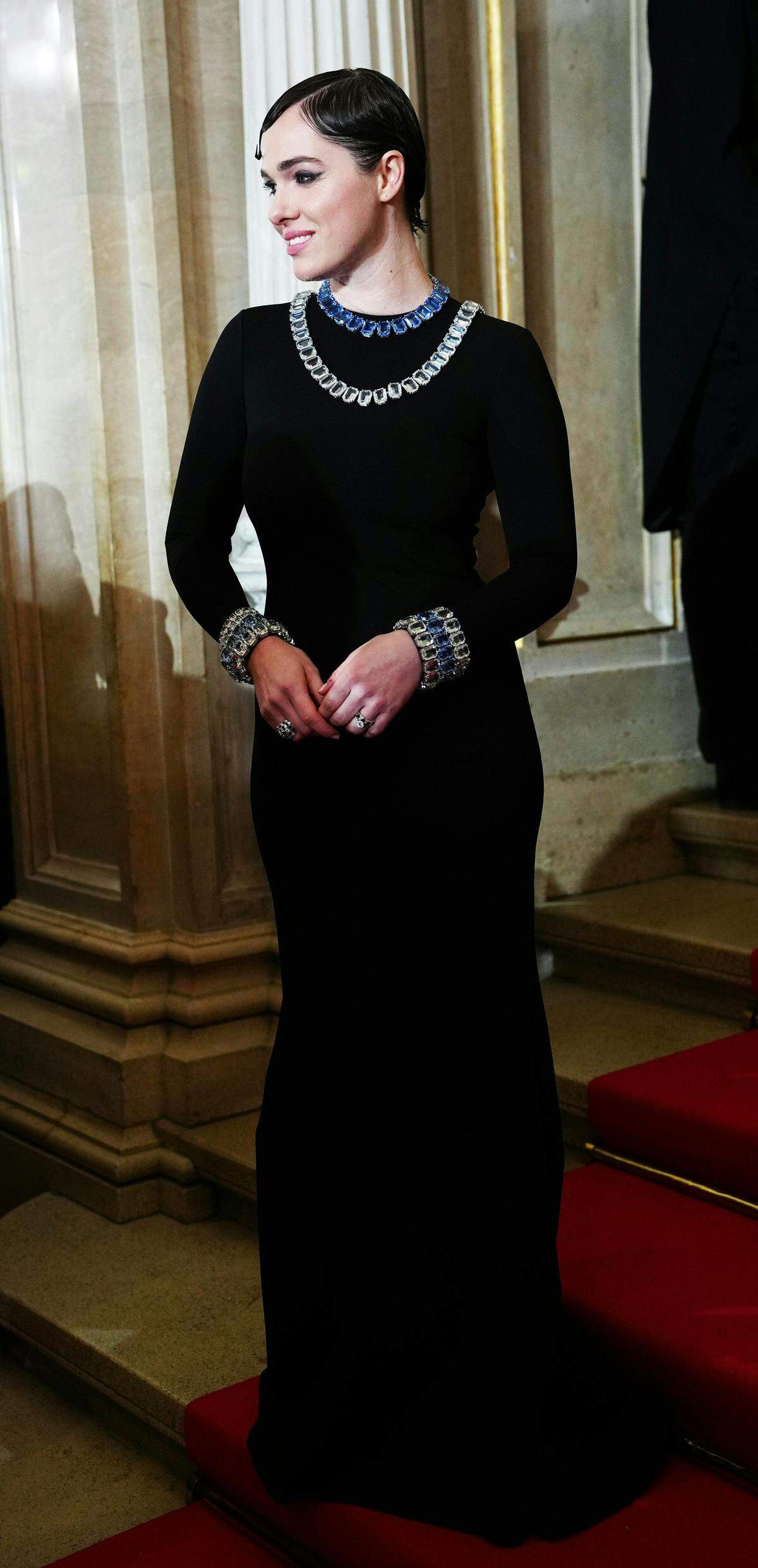 Schauspielerin Verena Altenberger, die beim Stück "Jedermann" die Buhlschaft gab, kommt in schlichtem schwarzen, natürlich bodenlangen Kleid. Blaue und Weiße Steine um Hals und Handgelenk machen was her.