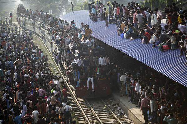 Andrew Biraj, Bangladesh, Reuters Ein ziemlich überfüllter Zug fährt in den Bahnhof in Dhaka, der Hauptstadt Bangladeschs ein.